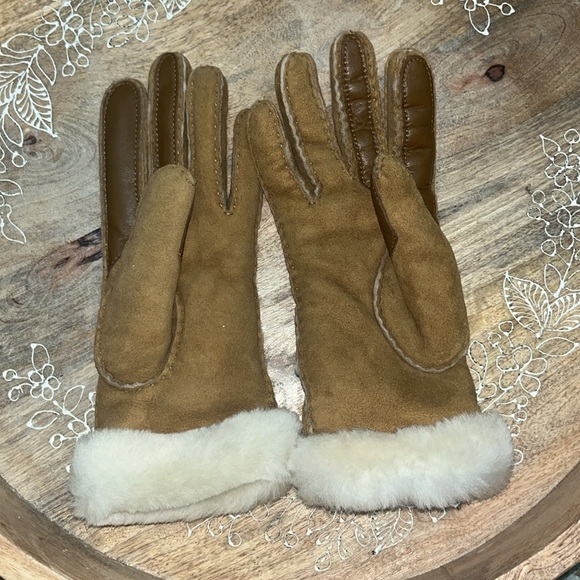 Tan Suede Gloves with White Fur Trim - Picture 2 of 2
